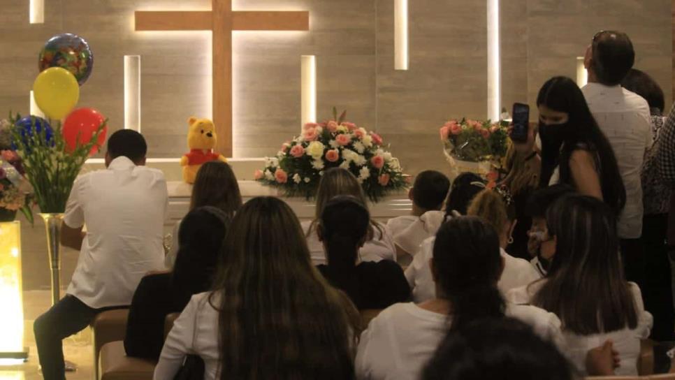 Director realiza último pase de lista en despedida de Fabiola Vianey; rinden homenaje póstumo