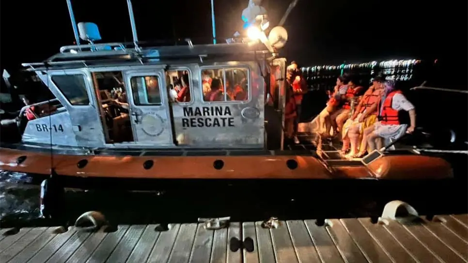 Rescatan a 36 pasajeros y 15 tripulantes de embarcación varada en Mazatlán