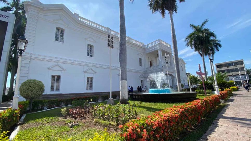 Toman medidas contra guardias que dejaron meter corona fúnebre al Ayuntamiento