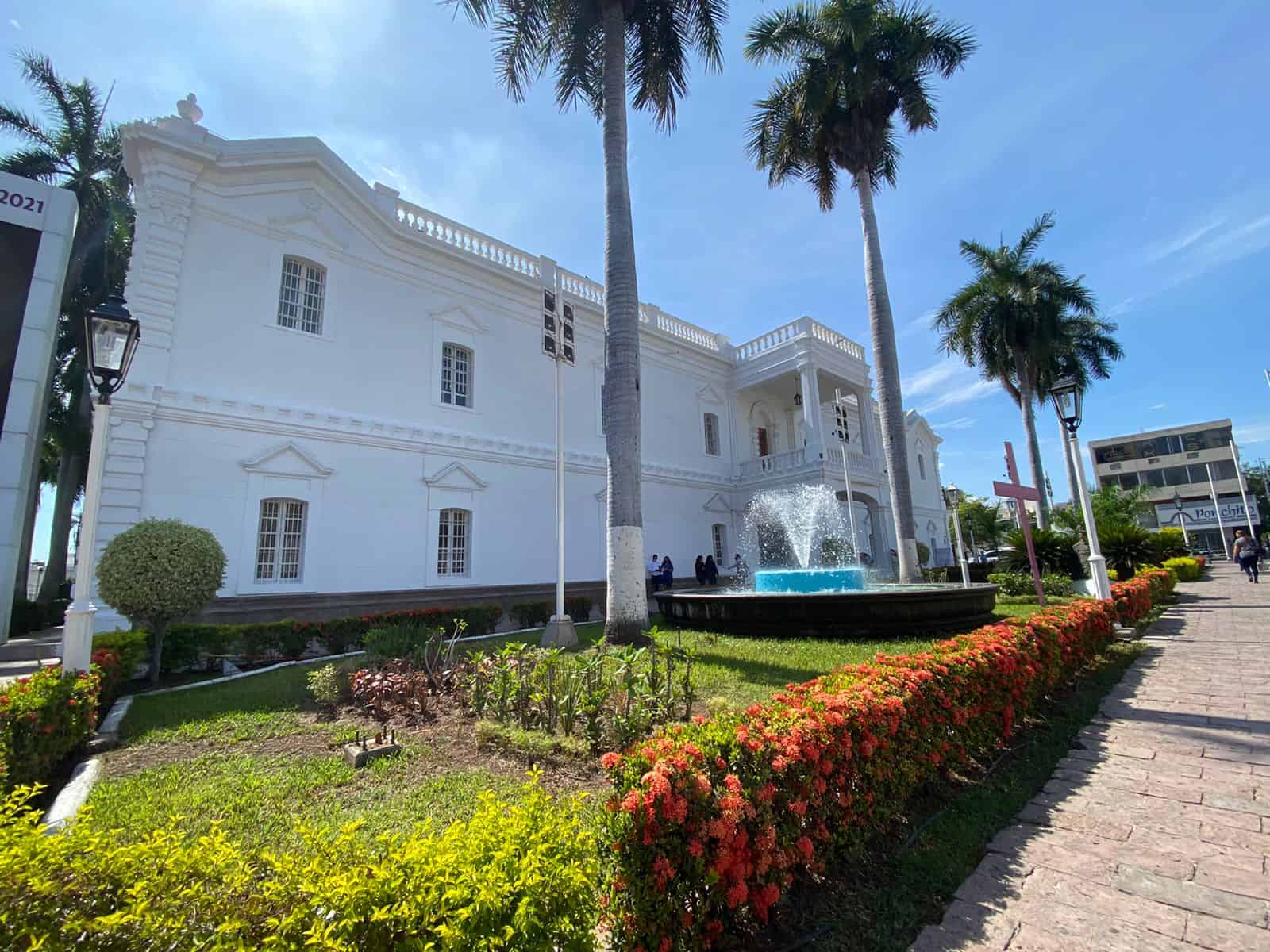 Toman medidas contra guardias que dejaron meter corona fúnebre al Ayuntamiento