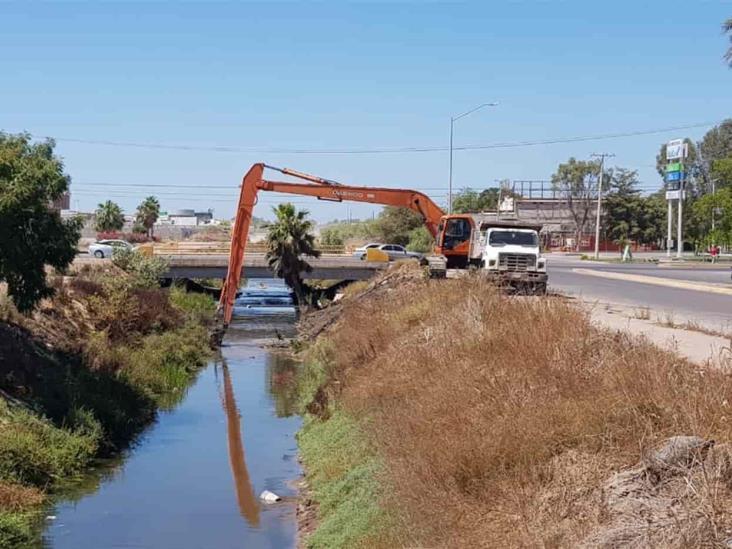 Persiste la descarga de basura en drenes y canales de Los Mochis