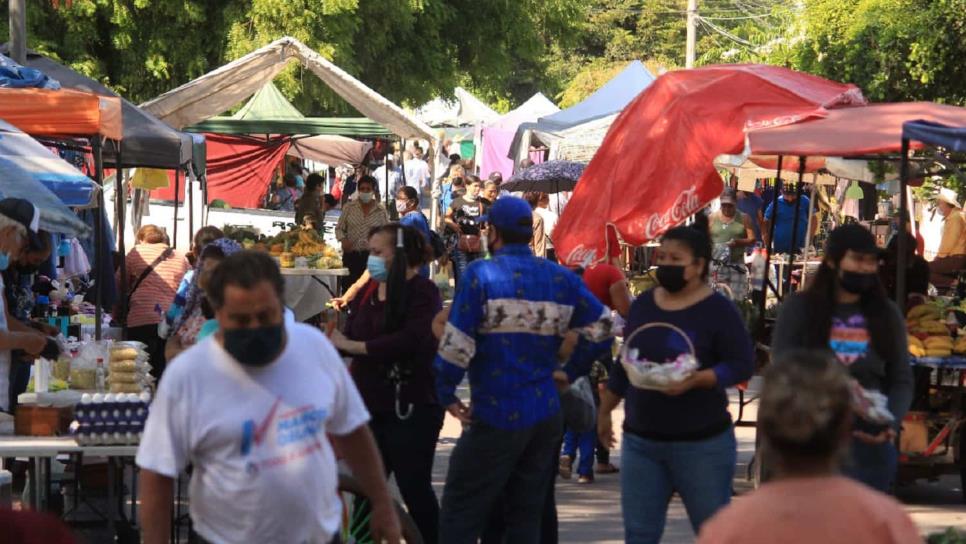 Pese a incremento de casos covid-19, tianguis operan sin más restricciones