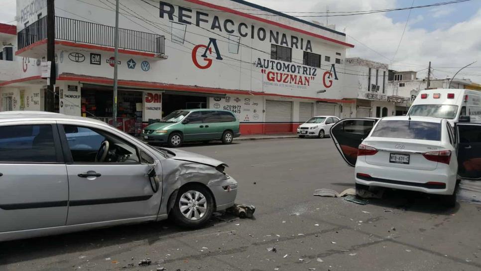 Encontronazo entre autos deja daños materiales, en la colonia Jorge Almada, Culiacán