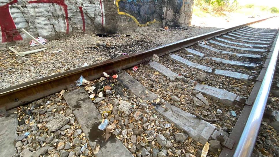 Hombre decide acostarse en medio de las vías y lo arrolla el tren