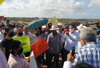 Interceptan a gobernador y exigen pavimentación de camino en Alamitos de Caimanero