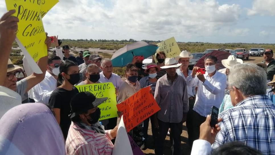 Interceptan a gobernador y exigen pavimentación de camino en Alamitos de Caimanero