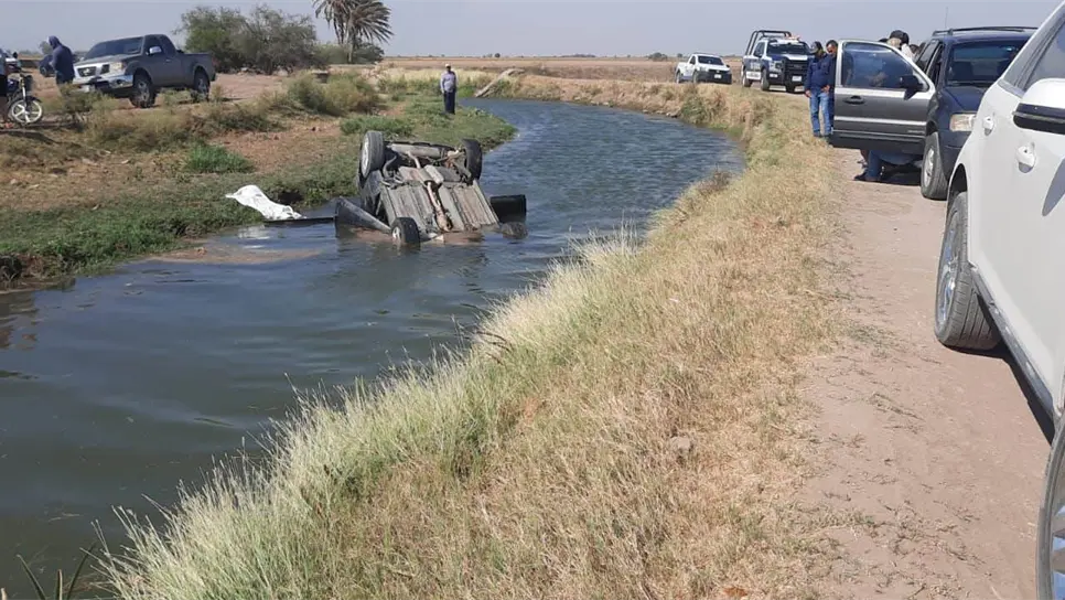 Mueren dos primos, uno menor de edad, tras volcar y caer al canalón en Estación Naranjo