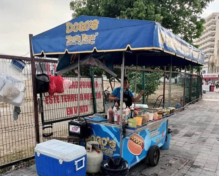 Luego de 30 años, desalojan a vendedores de hot dogs en Mazatlán de su lugar de trabajo