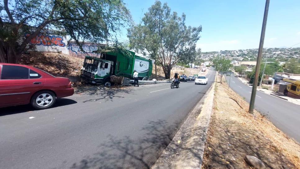 Tras accidente, camión recolector de basura tumba poste de cámaras de seguridad