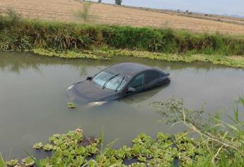 Vehículo cae al canal lateral 18, la joven que lo tripulaba logra salir