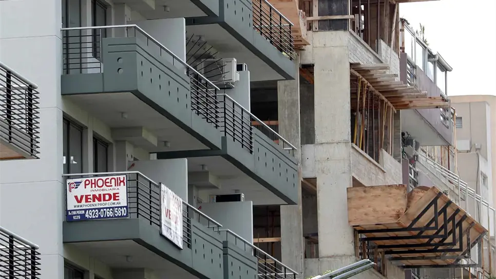 El alza de intereses vuelve pesadilla el sueño de comprar casa en Latinoamérica