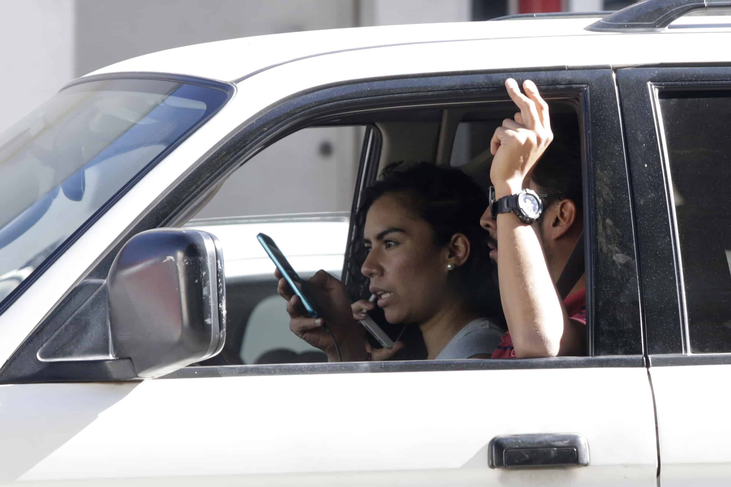 Aumentan accidentes viales en donde papás conducen con sus hijos en brazos