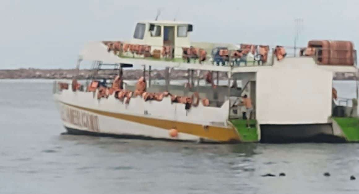 Rescatan a mujer que cayó de catamarán que salió de la Isla de la Piedra