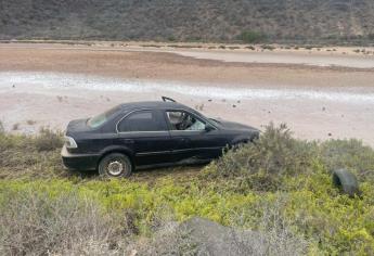 Pareja resulta ilesa tras salirse del camino en carretera hacia El Maviri