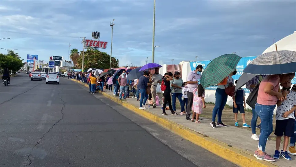 ¡Con largas filas y llanto! Arranca vacunación para niños de 5 a 11 años de edad