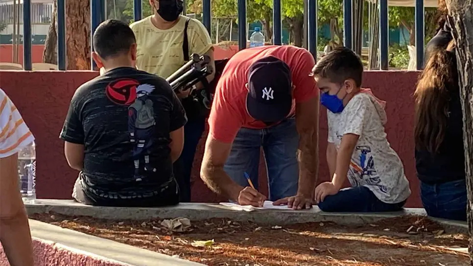 Largas filas en el primer día de vacunación a pequeños en Mazatlán