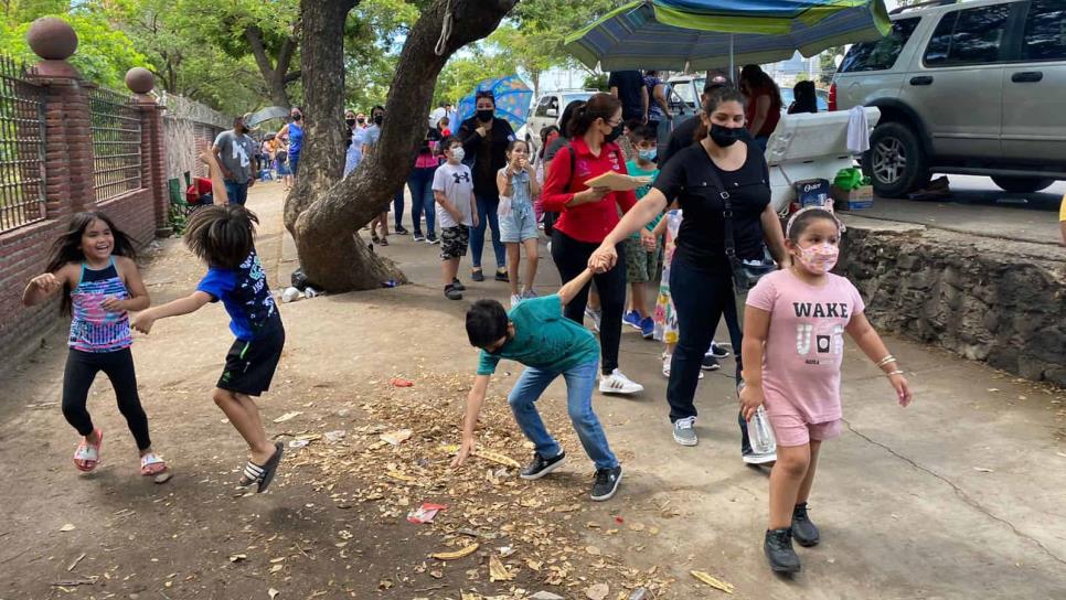 «Ya me aburrí»: niños cansados en vacunación contra Covid-19 en Culiacán