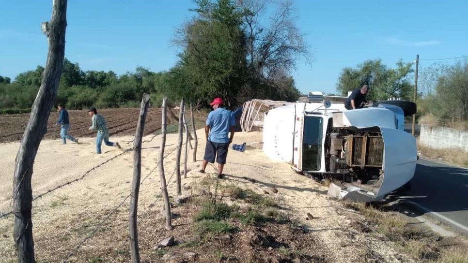 Vuelca tráiler que transportaba maíz en El Fuerte