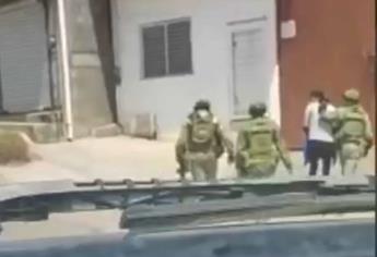 «No seas abusón loco»: grita a militares que presuntamente golpean a «puntero», en Culiacán