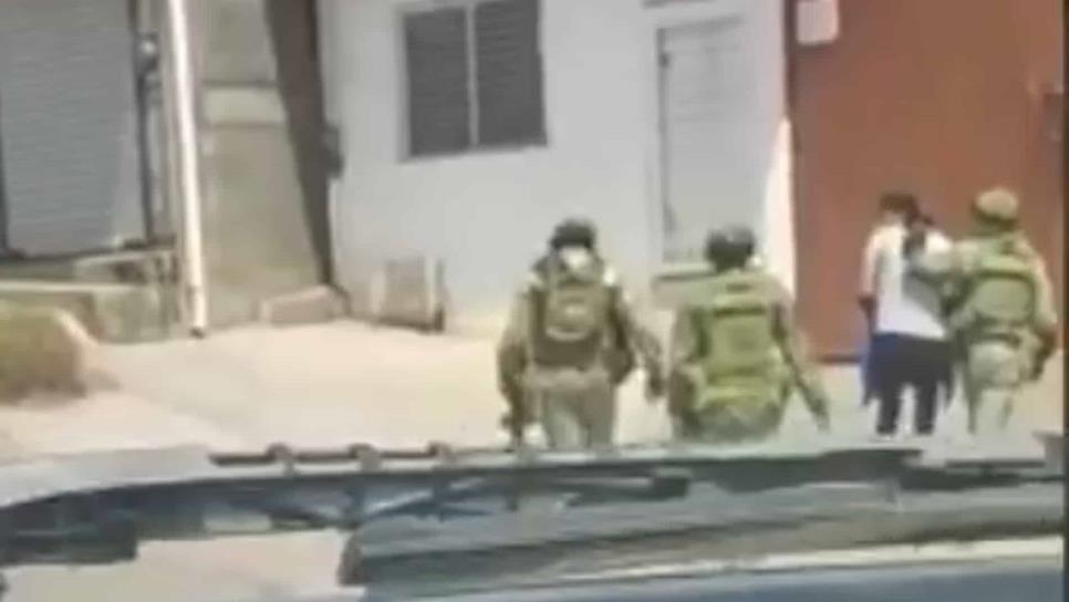 «No seas abusón loco»: grita a militares que presuntamente golpean a «puntero», en Culiacán