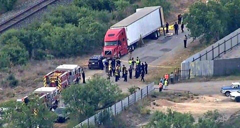 Hallan 46 muertos en un camión que transportaba migrantes hacinados en Texas