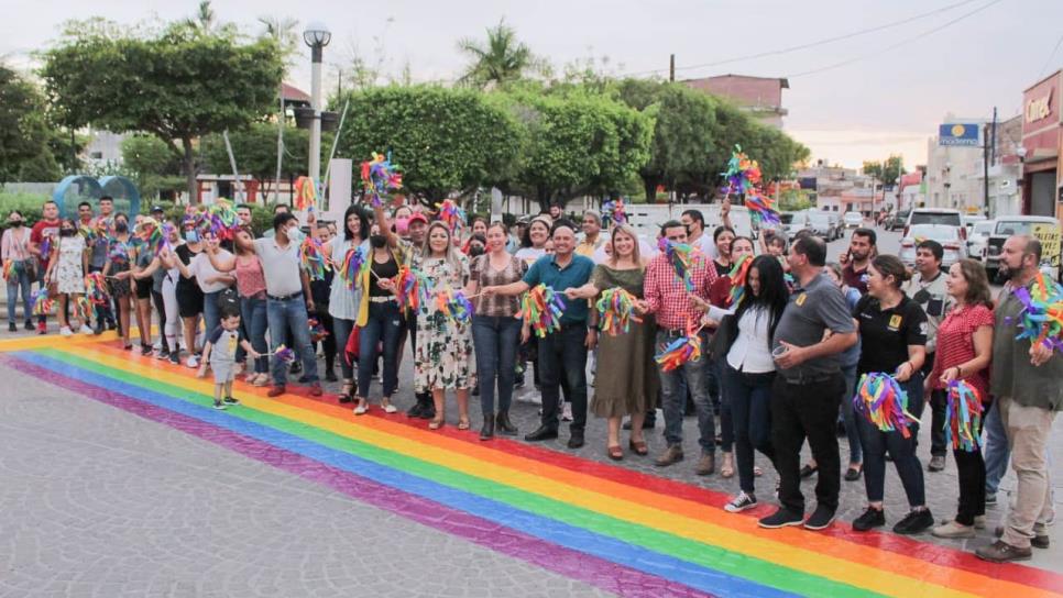 Inauguran en El Rosario primer paso peatonal en honor a la diversidad sexual