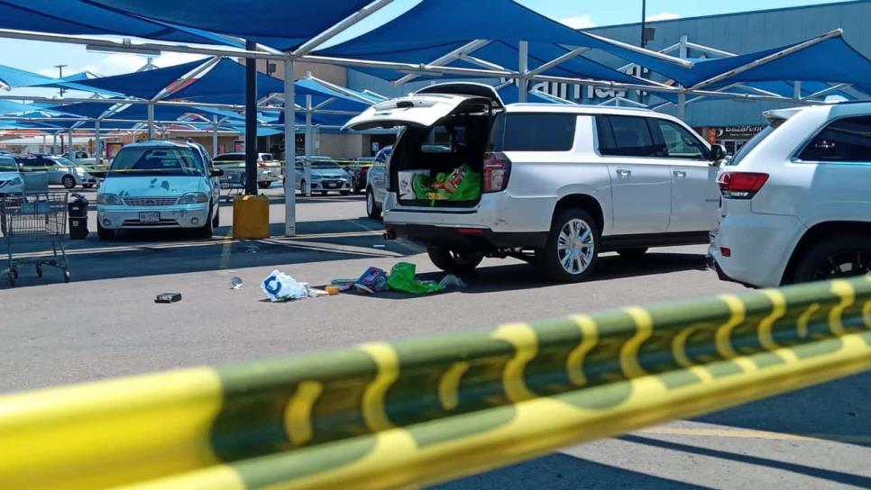 Sujetos disparan contra mujeres tras intentar despojarles lujosa camioneta en supermercado