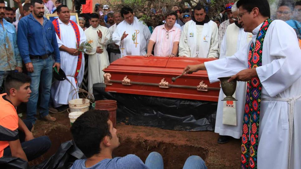 Entierran a los dos sacerdotes jesuitas que fueron asesinados en Cerocahui, Chihuahua