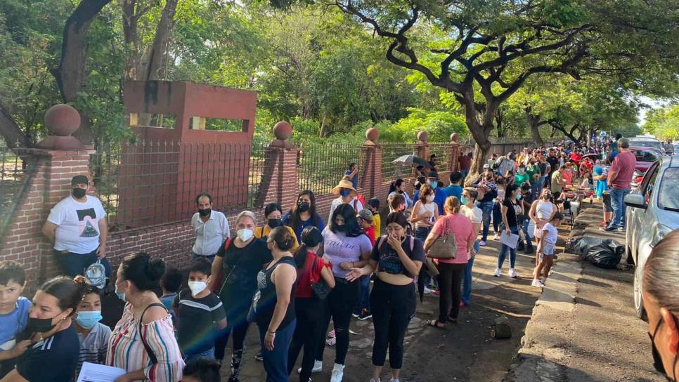 Filas de 3 horas en el segundo día de vacunación para niños de 5 a 11 años en Culiacán