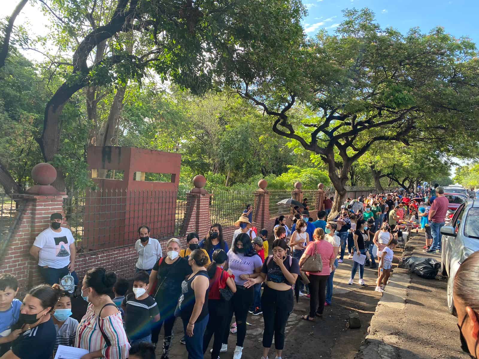 Filas de 3 horas en el segundo día de vacunación para niños de 5 a 11 años en Culiacán