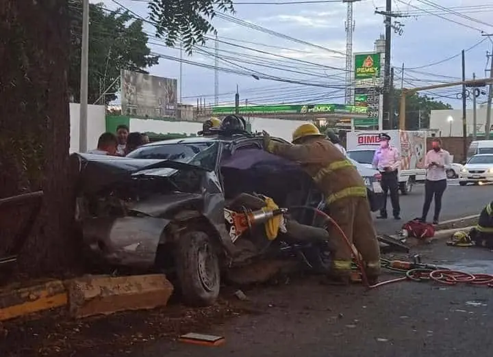 Adulto mayor muere tras chocar contra árbol en la colonia San Rafael, en Culiacán