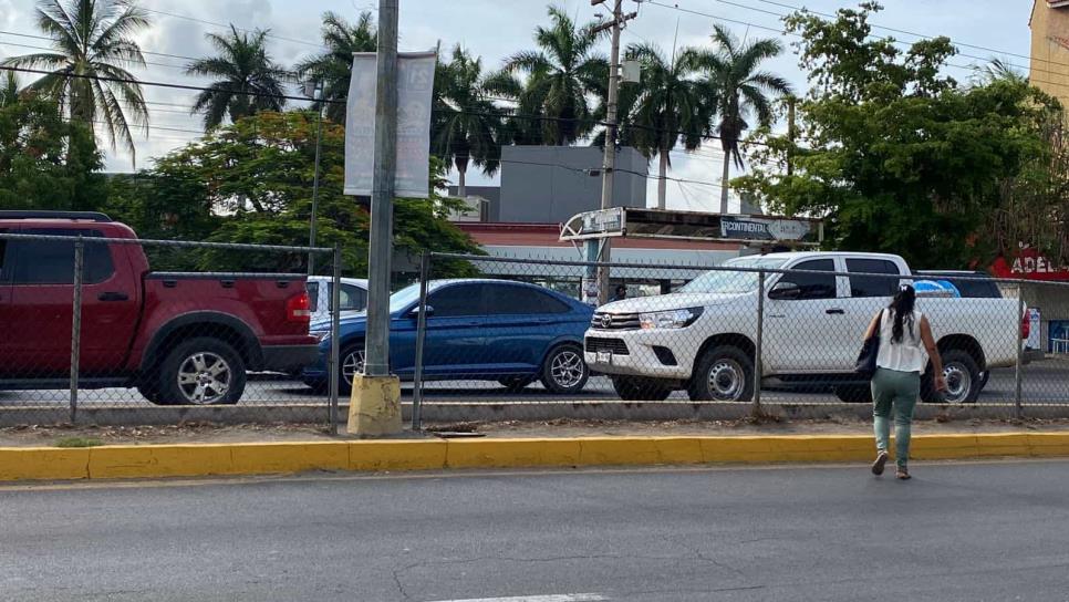 Advierten por poste que «da toques» en cruce frente al ISSSTE de Mazatlán