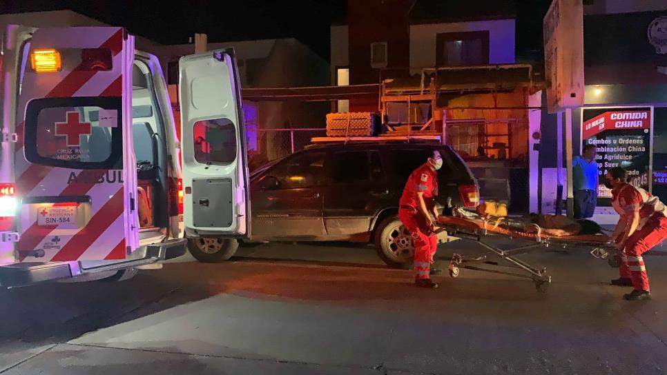 Localizan a mujer tirada, inconsciente y ebria con tonayán en un bulevar de Los Mochis