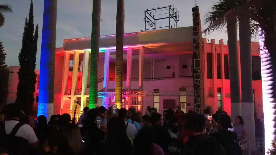 Palacio Municipal de Ahome luce multicolor en apoyo a la comunidad LGBTQ+