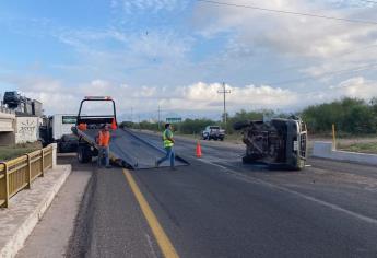 Vuelca una joven en camioneta, frente al ejido Flor Azul