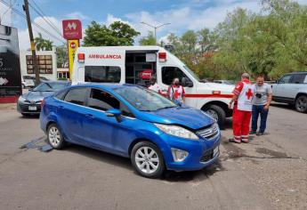 Choque en el malecón viejo deja mujer herida y dos autos con daños, en Culiacán