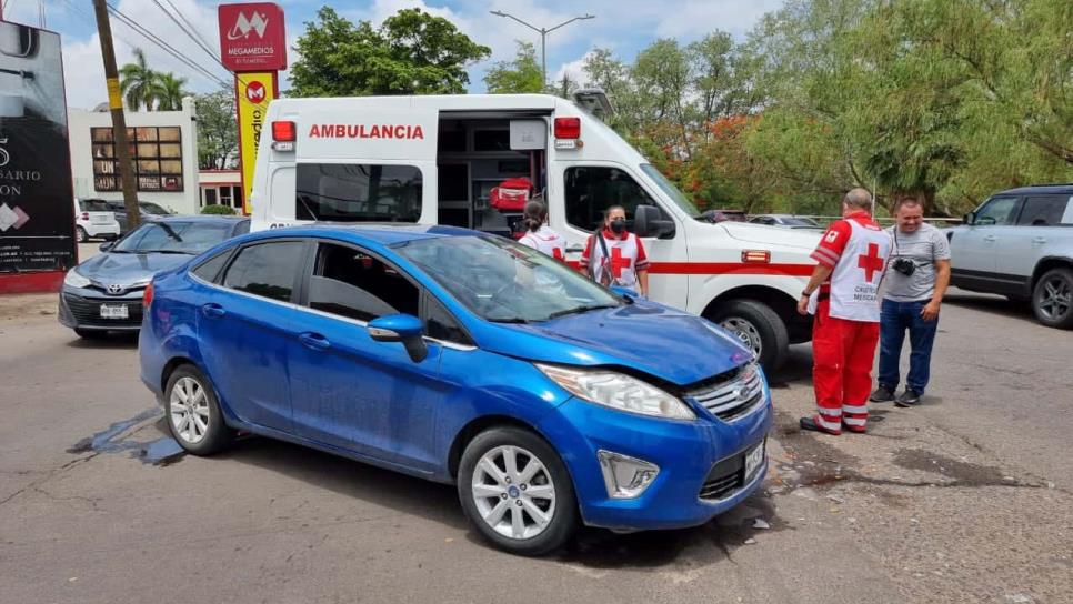 Choque en el malecón viejo deja mujer herida y dos autos con daños, en Culiacán