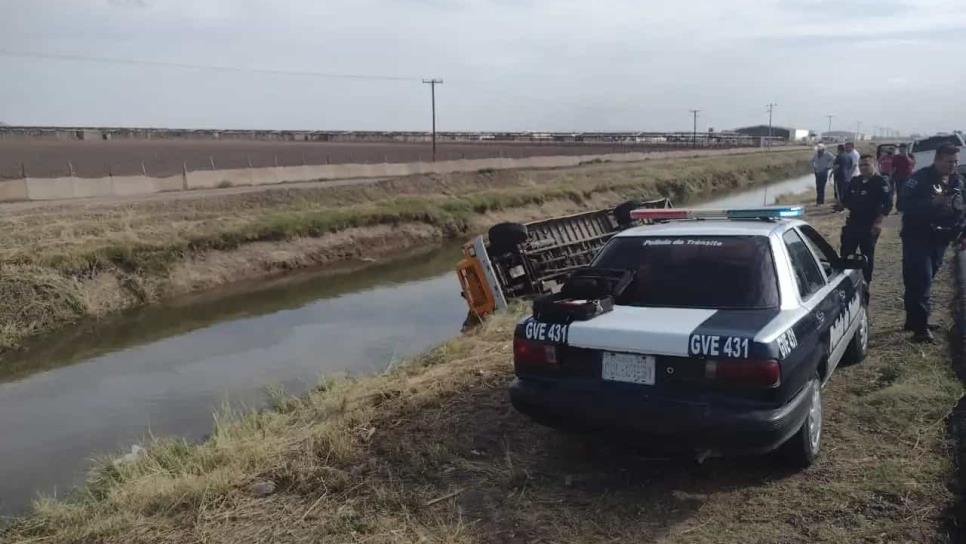 Cae camión de jornaleros agrícolas a canal de riego en municipio de Sinaloa