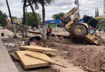 Se forma socavón y cae retroexcavadora en Los Mochis