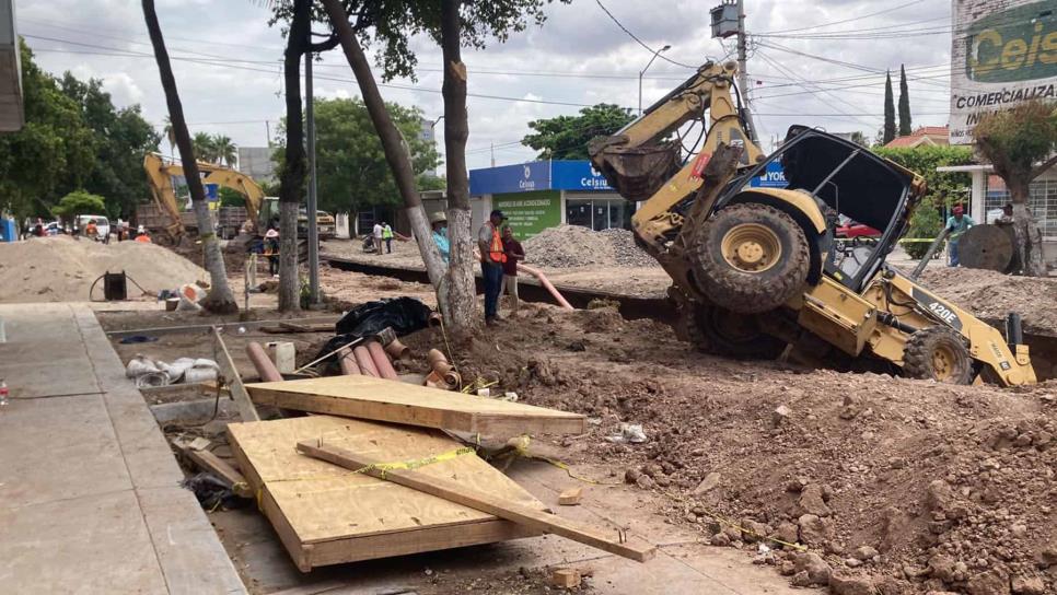 Se forma socavón y cae retroexcavadora en Los Mochis