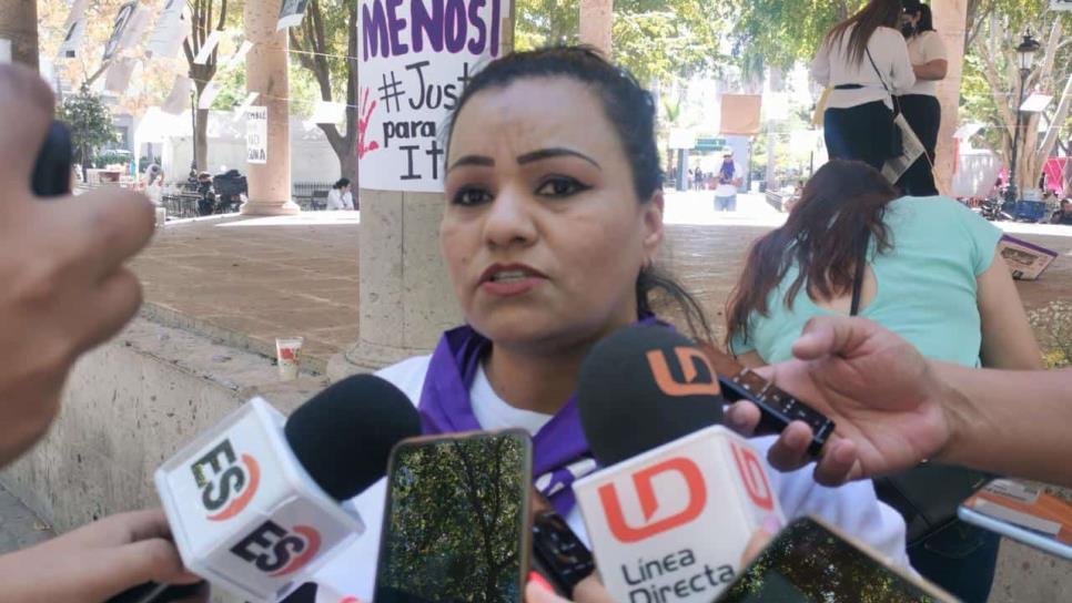 Dignora Valdez entrega recurso de revisión en la Comisión de Honor y Justicia