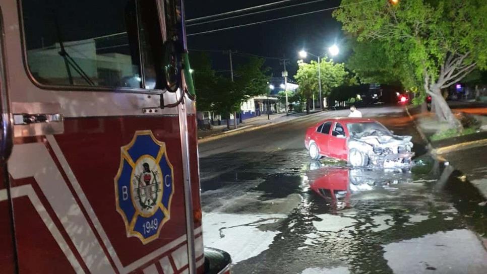 Auto se quema sobre el bulevar Emiliano Zapata: el motor fue arrasado por las llamas