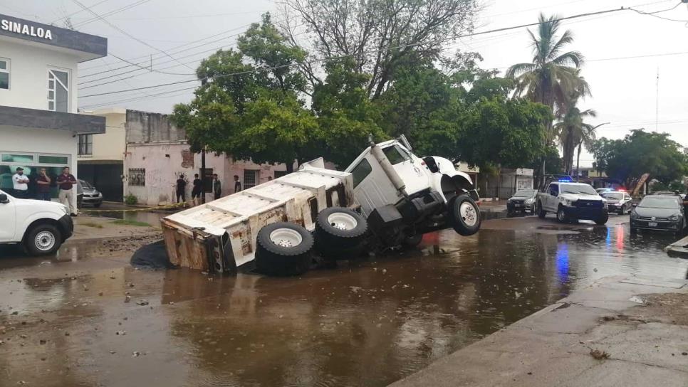 Cae unidad de carga a socavón en Los Mochis