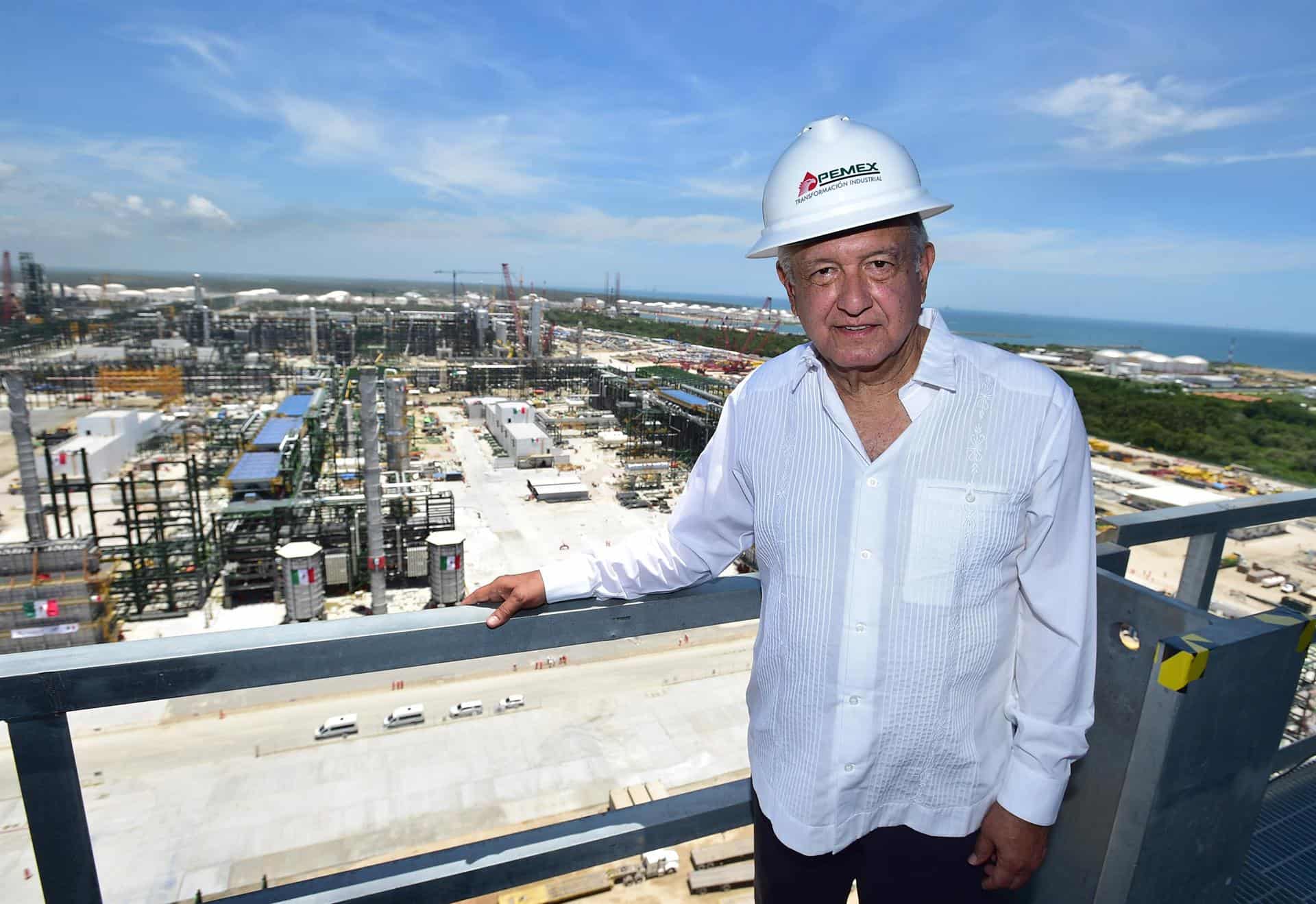 El presidente de México, Andrés Manuel López Obrador, en la refinería de Dos Bocas. FOTO: EFE.
