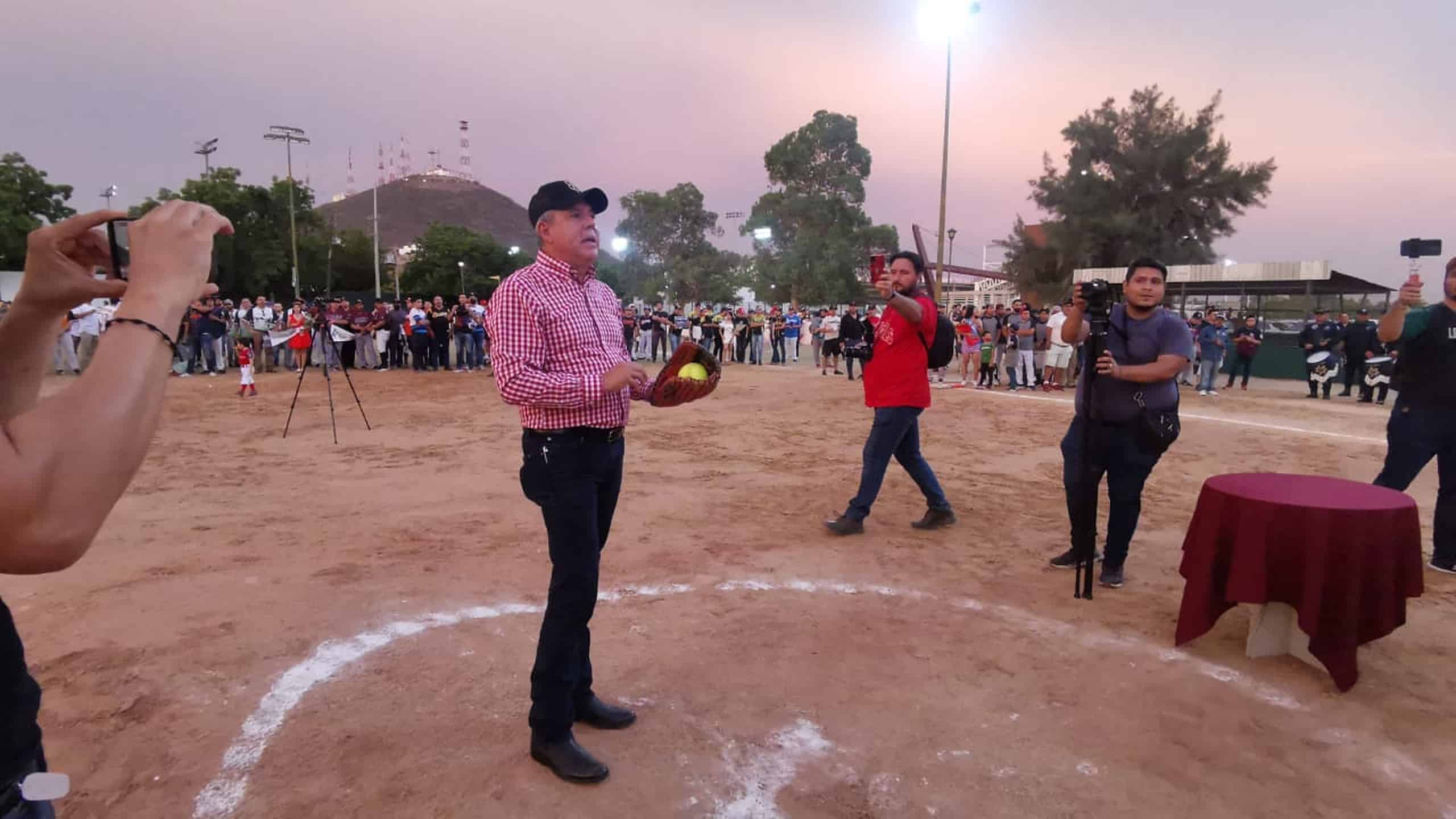 El alcalde Gerardo Vargas Landeros, al inaugurar la liga de softbol de Ahome. FOTO: Rita Sánchez.