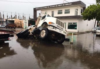 Por socavones, piden no transitar por calle Niños Héroes, en Los Mochis