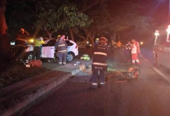 Mujer resulta lesionada tras chocar en su auto contra un árbol en La Primavera