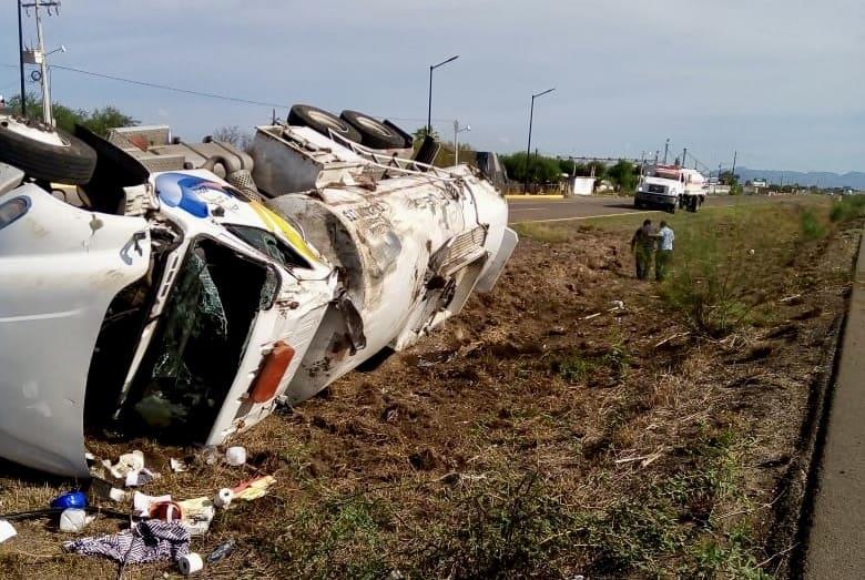 Vuelca pipa cargada con gasolina en el Valle del Carrizo