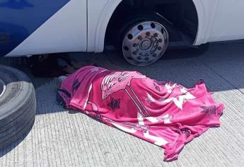 Hombre muere mientras cambiaba neumático de un autobús, en la Carretera Mazatlán -Tepic