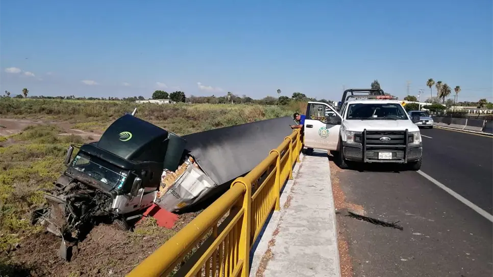 Accidente de un trailer cargado de sorgo en Juan José Ríos. FOTO: Víctor Acosta.